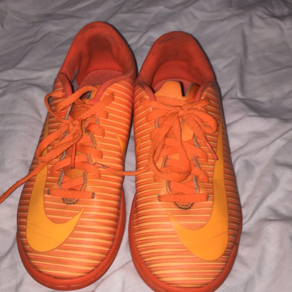 Kids indoor soccer shoes
